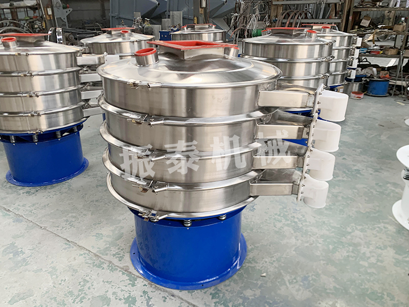 新式出料口直徑1000mm內(nèi)敷聚氨酯三層不銹鋼振動(dòng)篩生產(chǎn)已完成，發(fā)往青島，請(qǐng)孫經(jīng)理查收！